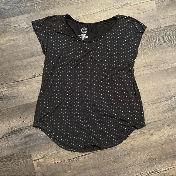 ⭐️4 for $10⭐️Maurice’s Silver / Grey Polka Dot Flowy T Shirt. - Picture 2 of 7